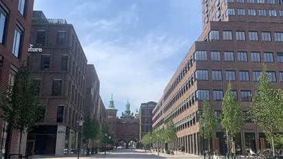 Bo højt over byen – stilren 2V med altan i Carlsberg Byen