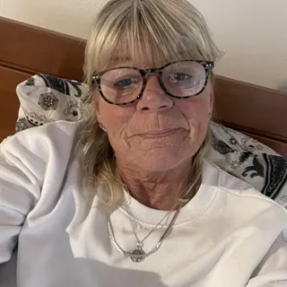Helst stue eller med elevator. Jeg er 62 år har arbejde. God økonomi.